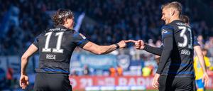 Geht doch. Fabian Reese (links) und Marton Dardai bejubeln den zweiten Sieg ihrer Mannschaft in der Rückrunde.