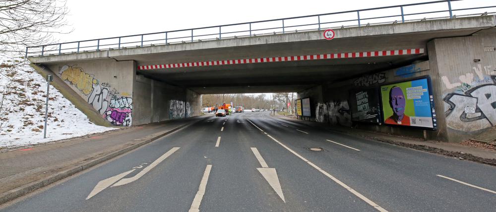 Die Brücke der Nutheschnellstraße über den Horstweg wird neu gebaut.