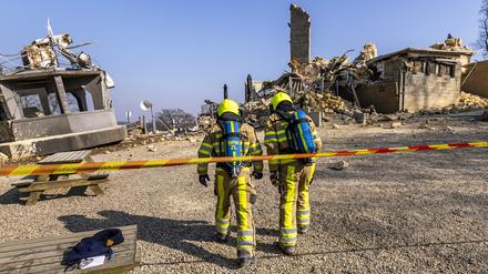 Feuerwehrleute arbeiten nach dem Einsturz des Ausichtsturm Wilhelmina in Valkenburg. 
