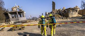 Feuerwehrleute arbeiten nach dem Einsturz des Ausichtsturm Wilhelmina in Valkenburg. 