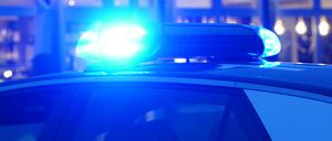 Ein Streifenwagen der Polizei steht mit eingeschaltetem Blaulicht an einem Einsatzort. (Symbolbild)