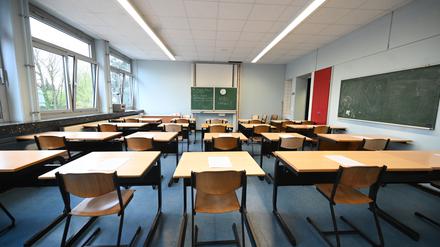 Ein leeres Klassenzimmer. 800 zusätzliche Schhülerinnen und Schüler müssen in diesem Jahr in Sekundarschulen untergebracht werden. (Symbolbild)
