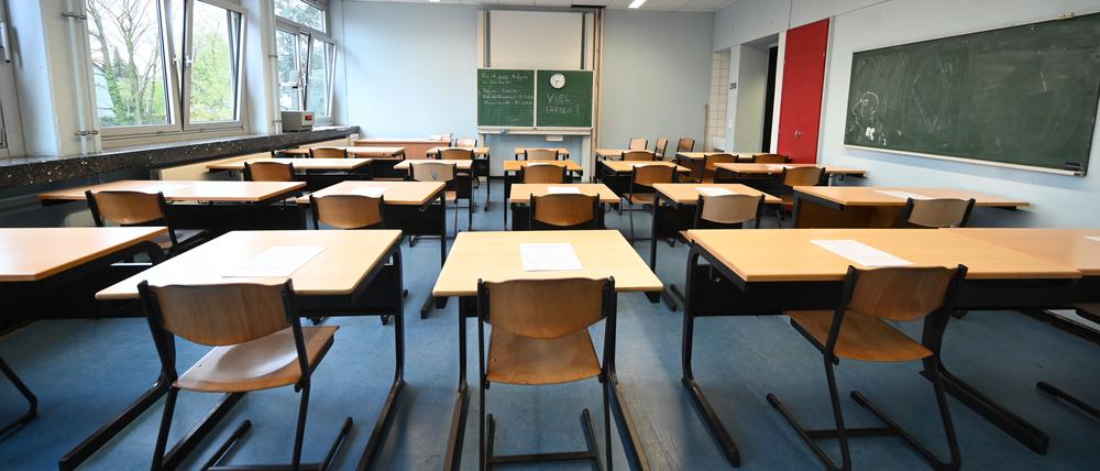 Ein leeres Klassenzimmer. 800 zusätzliche Schhülerinnen und Schüler müssen in diesem Jahr in Sekundarschulen untergebracht werden. (Symbolbild)