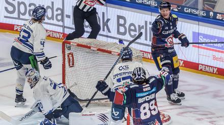 Leo Pföderl zeigt es an: Zach Boychuk hat das erste Play-off-Tor in diesem Jahr für die Eisbären erzielt.