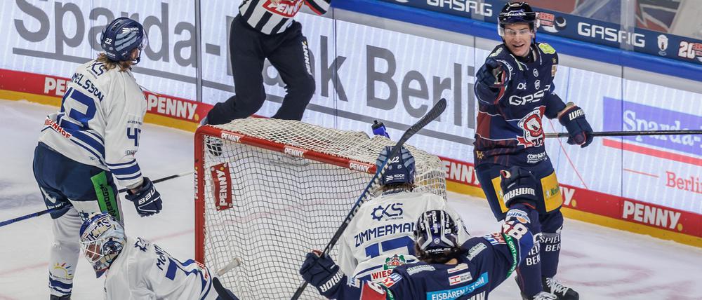 Leo Pföderl zeigt es an: Zach Boychuk hat das erste Play-off-Tor in diesem Jahr für die Eisbären erzielt.