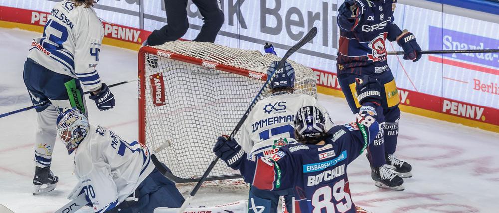Angreifer Zach Boychuk erzielte den ersten Playoff-Treffer der Eisbären in der laufenden Saison.