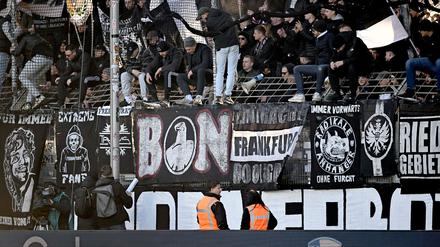 Ein Fanbanner blockiert einen Fluchtweg im Bochumer Ruhrstadion