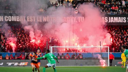 Montpelliers Fans zünden Pyrotechnik.