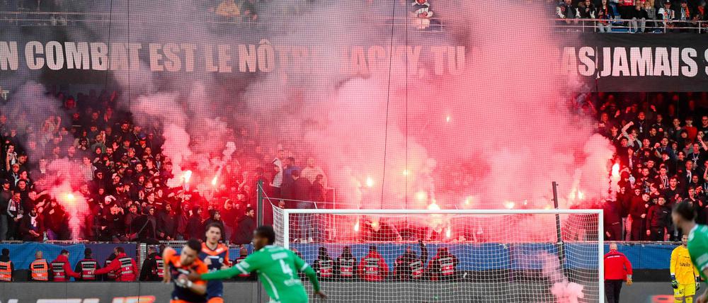 Montpelliers Fans zünden Pyrotechnik.
