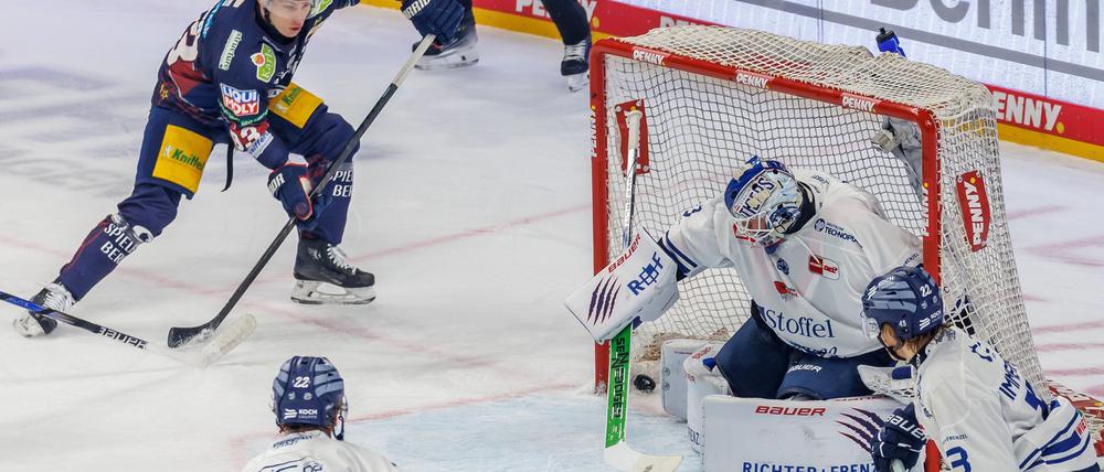 Titelverteidiger Eisbären Berlin siegt zum Viertelfinal-Auftakt gegen Straubing.