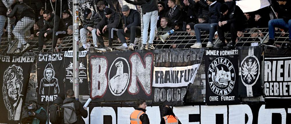 Ein Fanbanner blockiert einen Fluchtweg im Bochumer Ruhrstadion