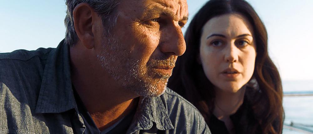 Menschenrechtsaktivist Tom arbeitet mit der brillanten Programmiererin Sophia zusammen.