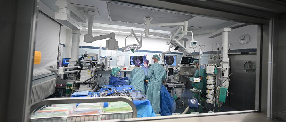 Das deutsche Gesundheitssystem muss aus Sicht von Bayerns Gesundheitsministerin Judith Gerlach (CSU) auf einen möglichen Kriegsfall vorbereitet werden.