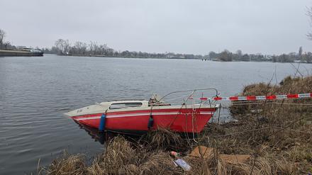 Ein beschädigtes Boot liegt an einem See. Zwei Männer sind in Brandenburg an der Havel auf dem Kleinen Beetzsee mit einem Boot gekentert.