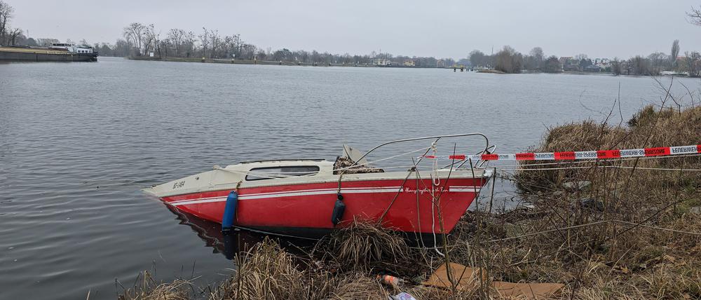 Ein beschädigtes Boot liegt an einem See. Zwei Männer sind in Brandenburg an der Havel auf dem Kleinen Beetzsee mit einem Boot gekentert.