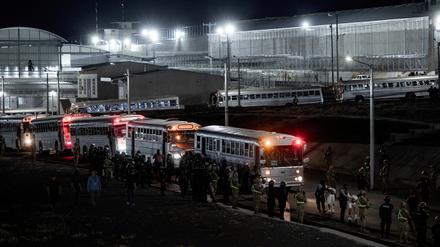 Salvadorianische Polizisten eskortieren mutmaßliche Mitglieder der venezolanischen Bande Tren de Aragua
