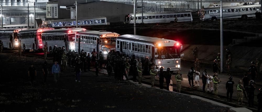 Salvadorianische Polizisten eskortieren mutmaßliche Mitglieder der venezolanischen Bande Tren de Aragua