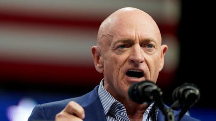 Senator Mark Kelly spricht während einer Wahlkampfveranstaltung