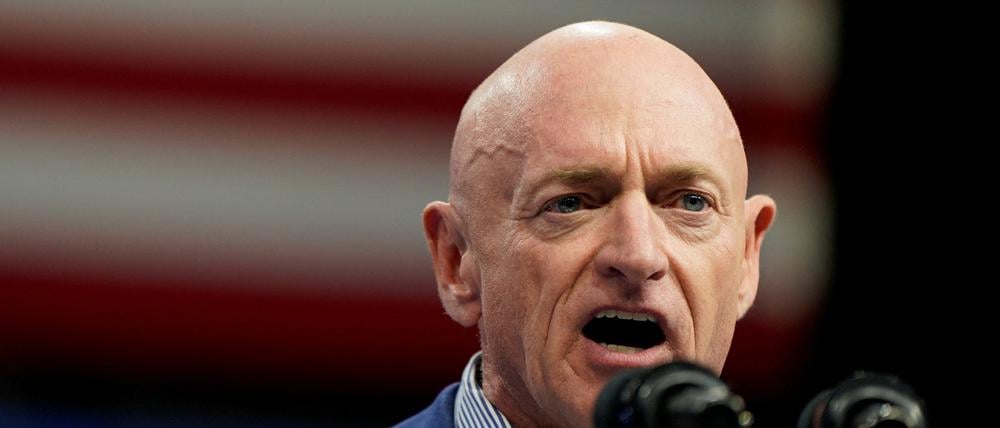 Senator Mark Kelly spricht während einer Wahlkampfveranstaltung