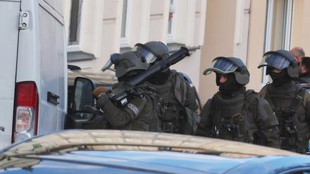 Polizisten eines Spezialeinsatzkommandos (SEK) sind in der Altstadt im Einsatz. 