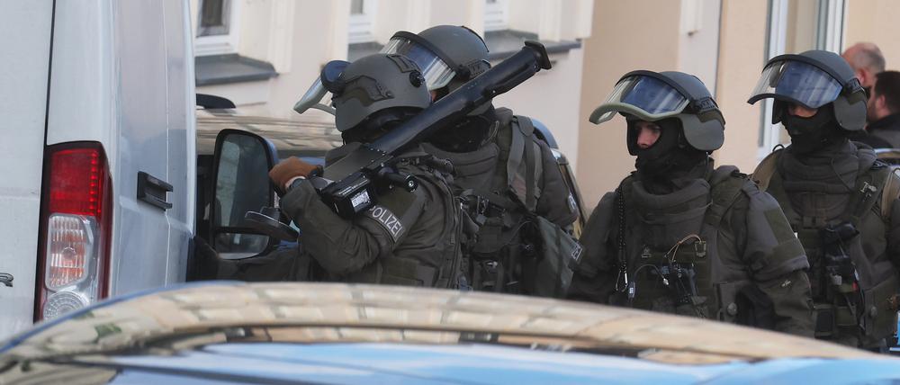 Polizisten eines Spezialeinsatzkommandos (SEK) sind in der Altstadt im Einsatz. 