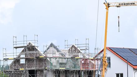 Häuser werden in einem Neubaugebiet gebaut. 