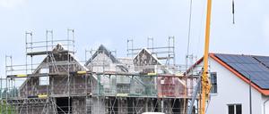 Häuser werden in einem Neubaugebiet gebaut. 