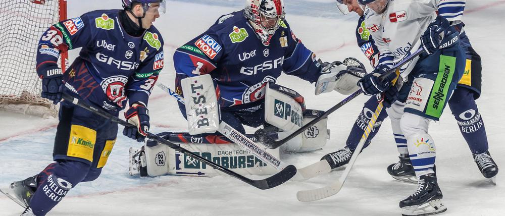Goalie Jonas Stettmer stand beim Sieg der Eisbären gegen Straubing vor allem in der Anfangsphase immer wieder im Mittelpunkt.