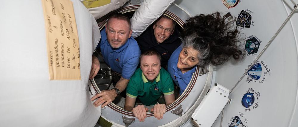 Die Mitglieder der „Crew-9“: im Uhrzeigersinn von links: Barry „Butch“ Wilmore, Nick Hague und Suni Williams und Alexander Gorbunow