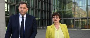 Die SPD-Vorsitzenden Lars Klingbeil und Saskia Esken nach Sondierungsgesprächen mit der CDU und CSU am 8. März.