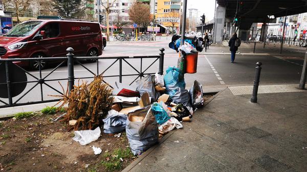 Am Kottbusser Tor türmt sich oftmals der Müll. 