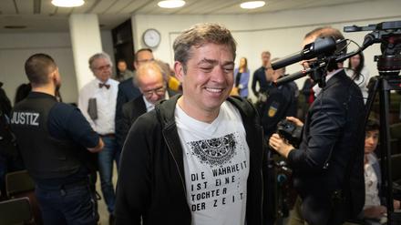Michael Ballweg (M), Gründer der «Querdenken»-Bewegung, kommt in einen Saal des Landgerichts Stuttgart.