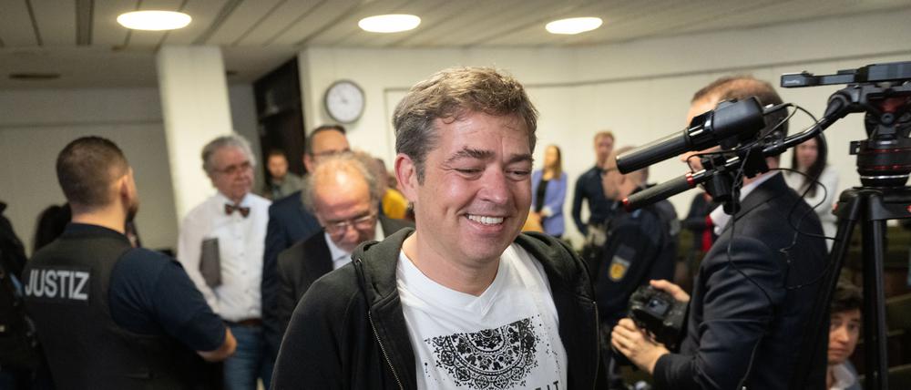 Michael Ballweg (M), Gründer der «Querdenken»-Bewegung, kommt in einen Saal des Landgerichts Stuttgart.