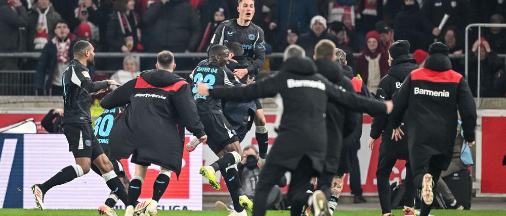 Entfesselte Leverkusener bejubeln den späten 4:3-Sieg in Stuttgart.