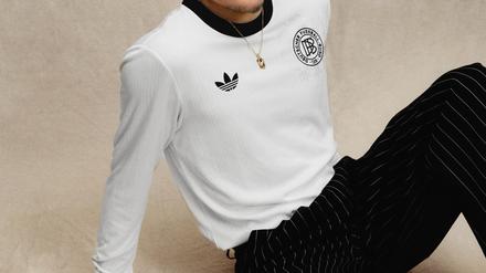 Florian Wirtz posiert mit dem DFB-Retro-Trikot. 