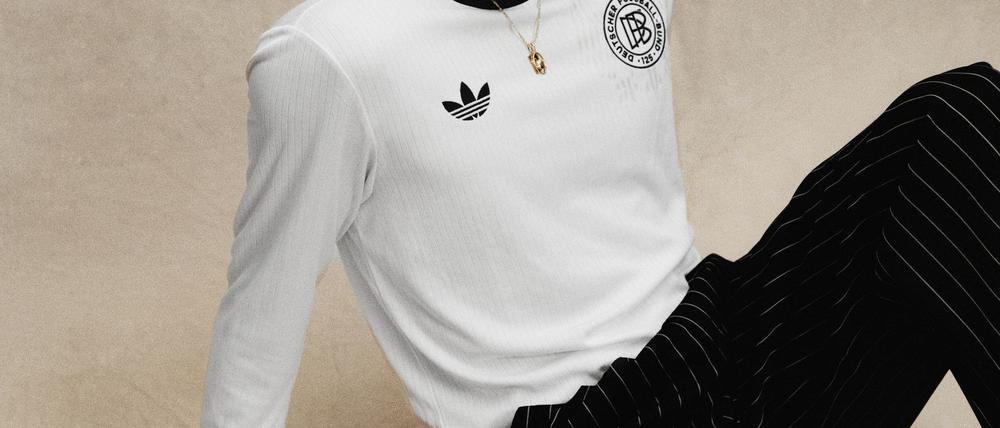 Florian Wirtz posiert mit dem DFB-Retro-Trikot.