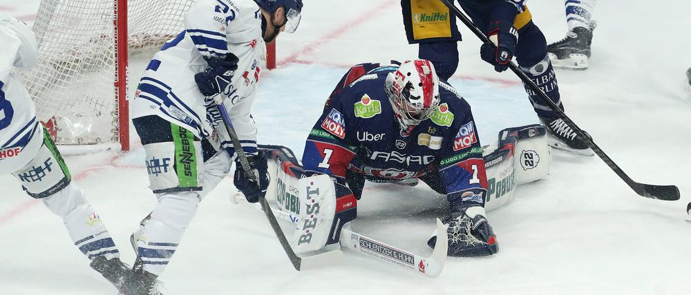 Er hat die Hand drauf: Jonas Stettmer entschärfte im ersten Spiel gegen Straubing fast alle Chancen der Gäste.