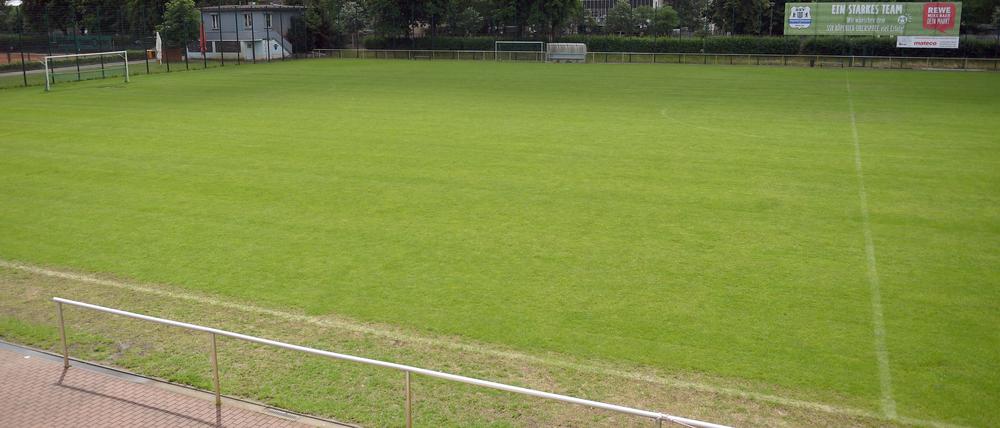 In Berlin ist ein Amateurfußballspiel wegen einer gewalttätigen Auseinandersetzung unter den Spielern abgebrochen worden. 