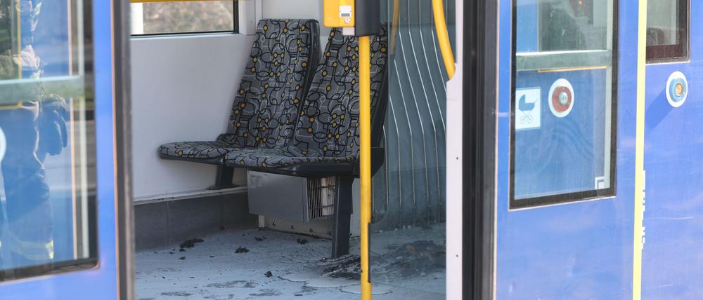 In der fahrenden Straßenbahn soll der tatverdächtige Ehemann des Opfers die Frau mit einer brennbaren Flüssigkeit überschüttet und dann angezündet haben.