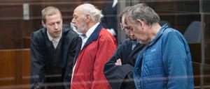 Die Angeklagten Peter K. (2.v.l.) und Thomas W. (r) stehen vor dem Prozessbeginn in einem Saal des Berliner Kammergerichts mit ihren Verteidigern Lukas Theune (l) und Benjamin Derin (2.v.r., verdeckt). 