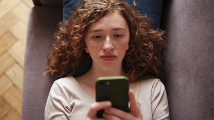 Die Freundin ist Online, aber schreibt einfach nicht zurück? Das kann sich anfühlen wie echte Zurückweisung. Social Media machen Freundschaften komplizierter denn je.