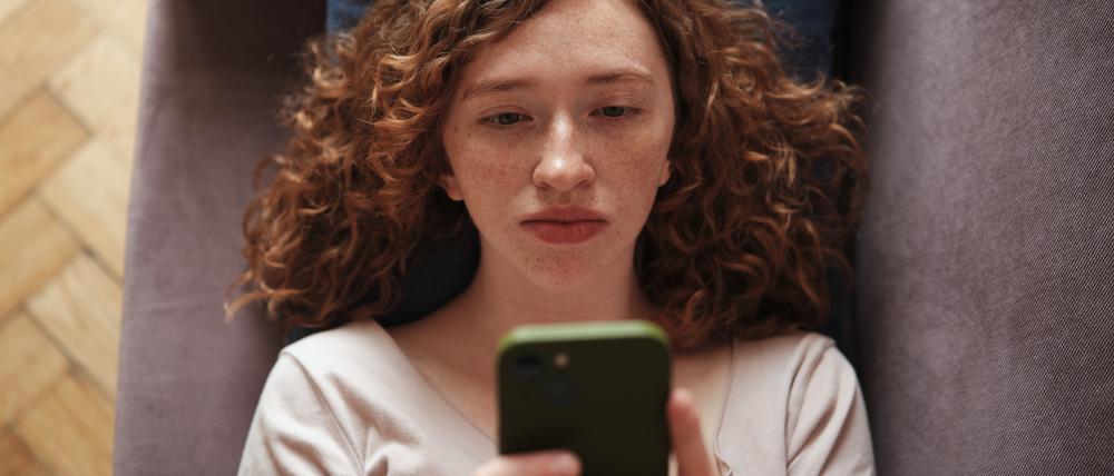 Die Freundin ist Online, aber schreibt einfach nicht zurück? Das kann sich anfühlen wie echte Zurückweisung. Social Media machen Freundschaften komplizierter denn je.