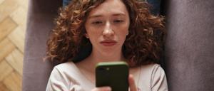 Die Freundin ist Online, aber schreibt einfach nicht zurück? Das kann sich anfühlen wie echte Zurückweisung. Social Media machen Freundschaften komplizierter denn je.