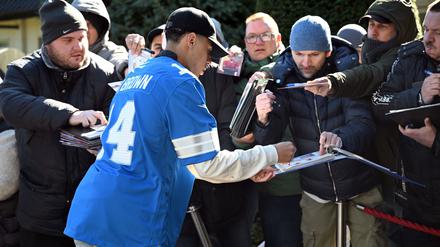 Im NFL-Look: Jamal Musiala kommt beim DFB-Hotel an. 