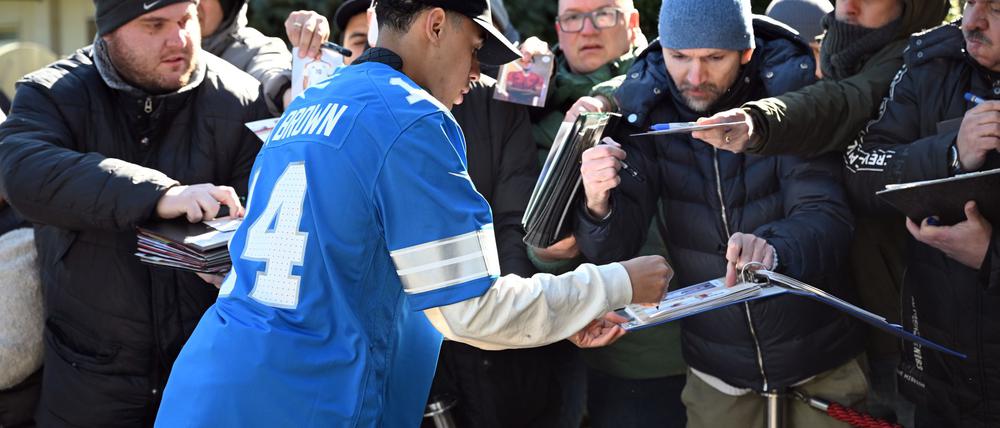 Im NFL-Look: Jamal Musiala kommt beim DFB-Hotel an.