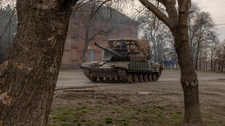 Ein ukrainischer Panzer in einem Dorf in der Region Dnipropetrowsk.