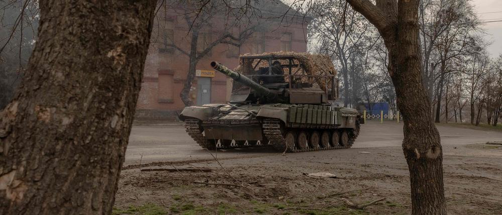 Ein ukrainischer Panzer in einem Dorf in der Region Dnipropetrowsk.