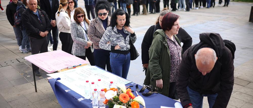 Nach der verheerenden Brandkatastrophe in der Diskothek in Kocani mit mindestens 59 Toten ist die Trauer in Nordmazedonien groß - die Menschen stehen Schlange, um sich in Kondolenzbücher einzutragen.