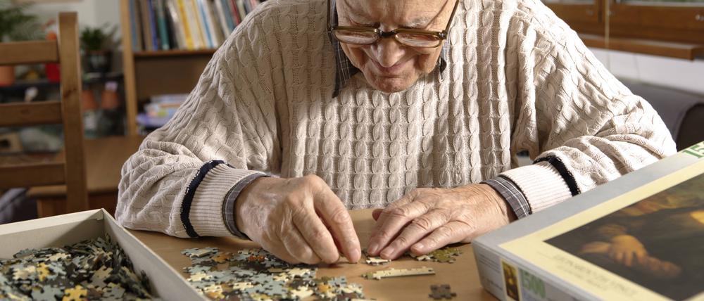Puzzeln kann dazu beitragen, das Demenzrisiko zu verringern. Aber auch viele andere geistige Aktivitäten haben ähnliche Effekte.