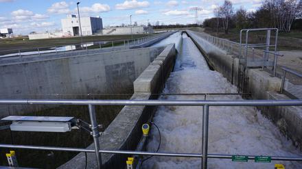 Der Abflusskanal des Klärwerks Waßmannsdorf – im Hintergrund die neue Halle zur Phosphor-Filtration.